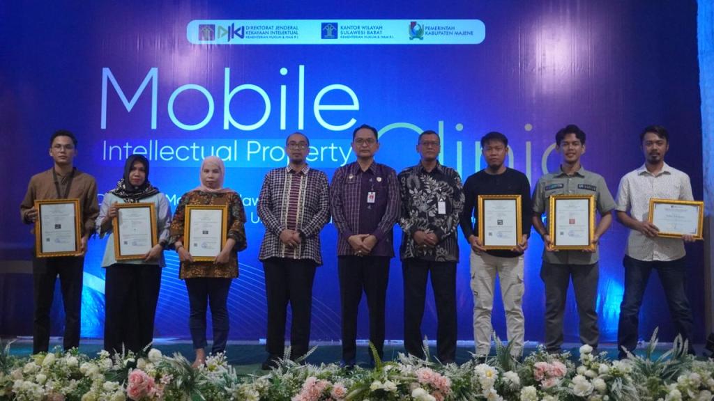 Di Momentum Mobile Intellectual Property Clinic, Kakanwil Kemenkumham Sulbar Pamuji Raharja Serahkan Sertifikat Merek Pelaku UMKM di&nbsp;Majene