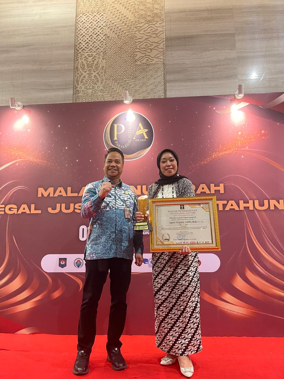 Kemenkumham Jabar Bawa Kades dan Lurah Borong Penghargaan Di Ajang Paralegal Justice Award&nbsp;2024