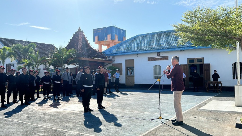 Pimpin Apel, Kadivpas Puji Kerapian Seragam Petugas Rutan&nbsp;Surakarta