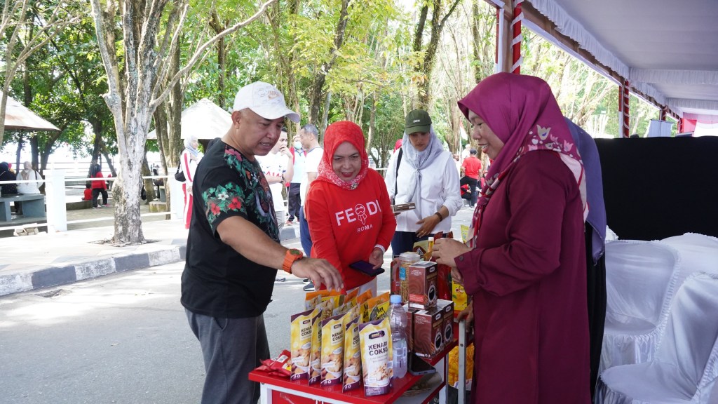 Kakanwil Purwanto dan Pimpinan Tinggi Borong Produk UMKM di Legal Expo Kemenkumham&nbsp;Malut