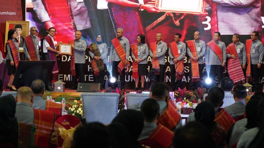 Dorong Glorifikasi Webinar Cerdas, Kakanwil Malut Purwanto Terima Penghargaan dari&nbsp;Menkumham