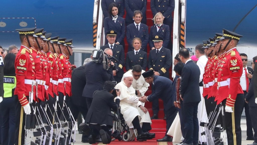 Paus Fransiskus Tiba di&nbsp;Indonesia